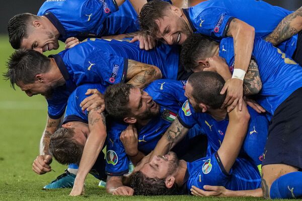 Игроки сборной Италии по футболу радуются второму голу в матче со Швейцарией на Евро-2020. Игра прошла в Риме. - Sputnik Узбекистан