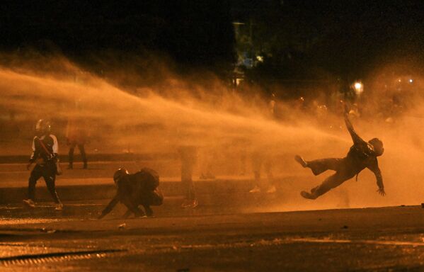 Разгон демонстрантов водометами в Боготе, Колумбия. - Sputnik Узбекистан