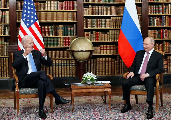 Первый саммит президентов России и США Владимира Путина (справа) и Джо Байдена. Встреча прошла на старинной вилле &quot;Ла Гранж&quot; в Женеве, Швейцария. - Sputnik Узбекистан