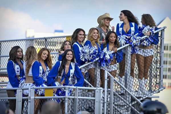 Группа поддержки Dallas Cowboy наблюдает за гонкой всех звезд NASCAR на автодроме Texas Motor Speedway. Техас, США. - Sputnik Узбекистан