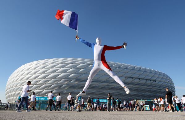 Французский болельщик перед матчем с Германией на Евро-2020 в Мюнхене. - Sputnik Узбекистан