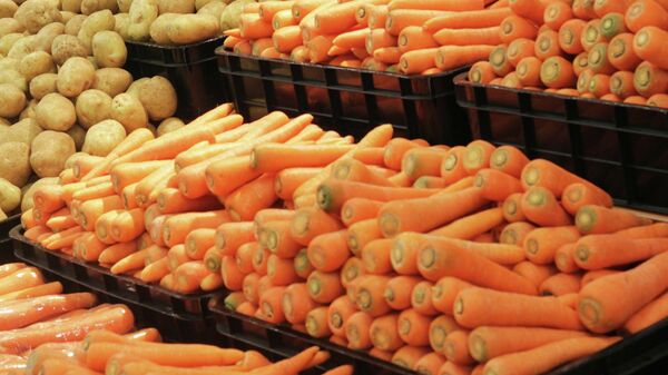 Морковь на рынке, иллюстративное фото - Sputnik Ўзбекистон