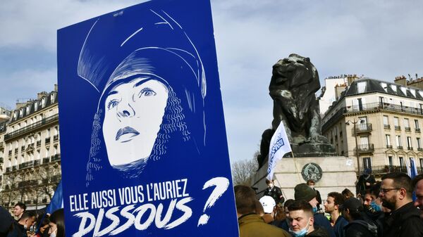 Участники акции протеста радикалов на площади Данфер-Рошро в Париже. Акция протеста организована молодежной ультраправой организацией Generation identitaire (Поколение идентичности) - Sputnik Узбекистан