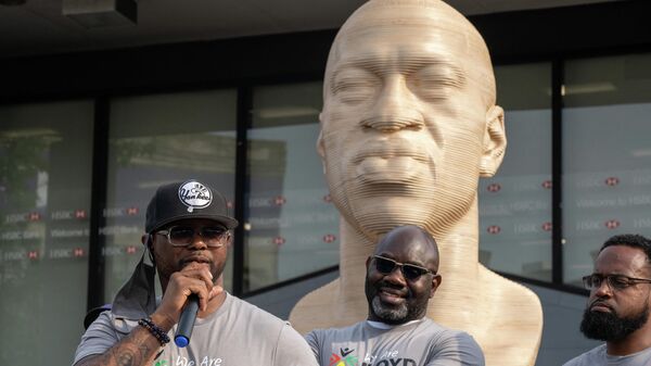 В Нью-Йорке установили памятник из белого камня в честь афроамериканца Джорджа Флойда - Sputnik Узбекистан