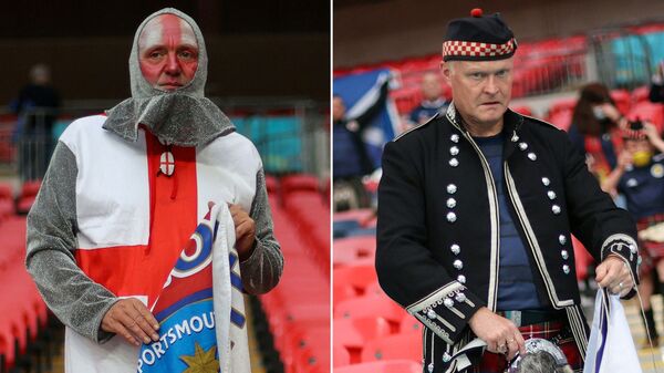 Болельщики из Англии (слева) и из Шотландии перед футбольным матчем ЕВРО-2020 между Англией и Шотландией в Лондоне - Sputnik Узбекистан