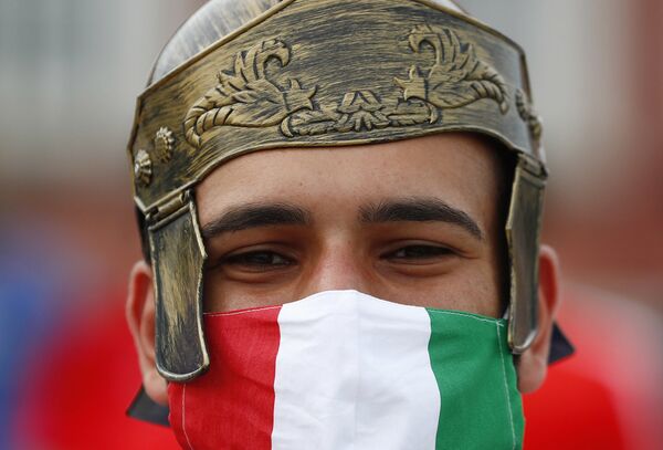 Болельщик Италии за пределами стадиона перед матчем в Риме, 16 июня. - Sputnik Узбекистан