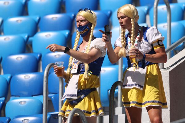 Шведские болельщики на матче Евро-2020 Швеция—Словакия в Санкт-Петербурге, 18 июня. - Sputnik Узбекистан