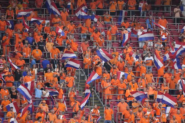 Нидерландские болельщики на матче Евро-2020 Нидерланды—Австрия в Амстердаме, 17 июня. - Sputnik Узбекистан