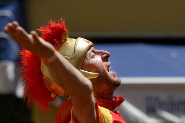 Фанат Северной Македонии скандирует слоганы перед матчем Украина—Северная Македония, 17 июня. - Sputnik Узбекистан