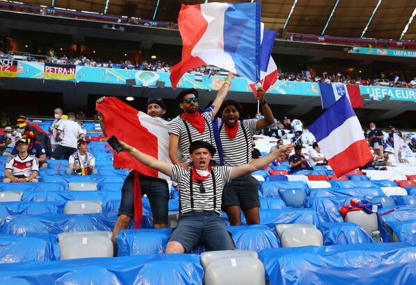 Болельщики Франции на трибуне перед матчем с Германией, 15 июня. - Sputnik Узбекистан