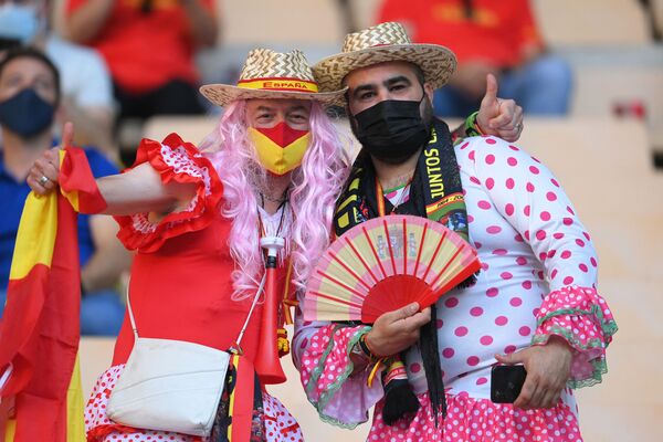 Болельщики из Испании позируют перед футбольным матчем с Польшей, 19 июня. - Sputnik Узбекистан