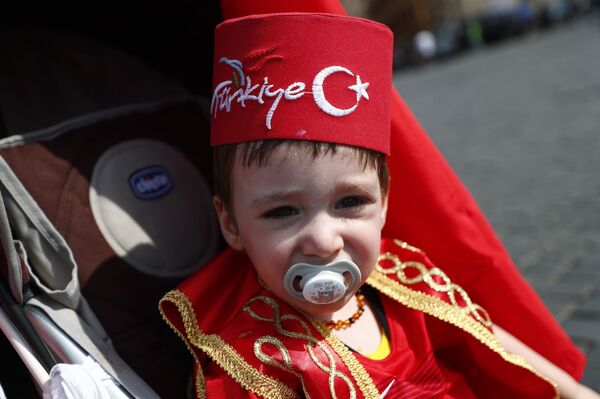 Юный турецкий болельщик перед матчем Турция—Италия в Риме, 11 июня. - Sputnik Узбекистан