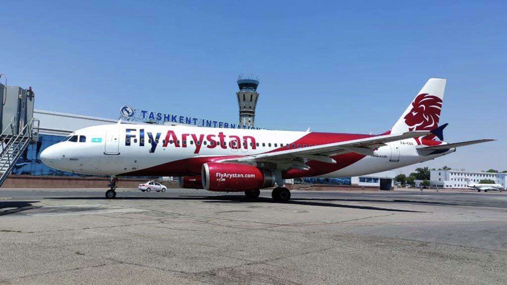 В Ташкенте встретили первый рейс FlyArystan из Туркестана  - Sputnik Узбекистан, 1920, 21.06.2021