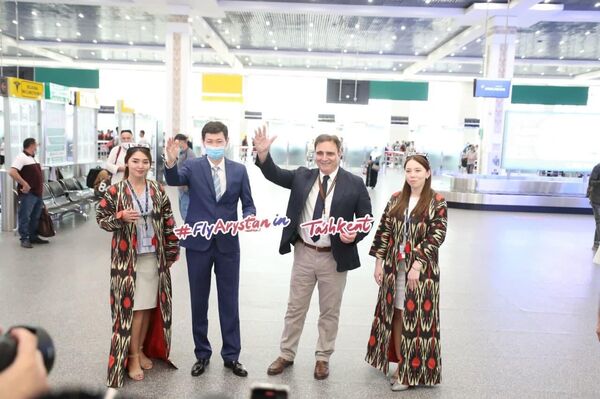 В Ташкенте встретили первый рейс FlyArystan из Туркестана  - Sputnik Узбекистан