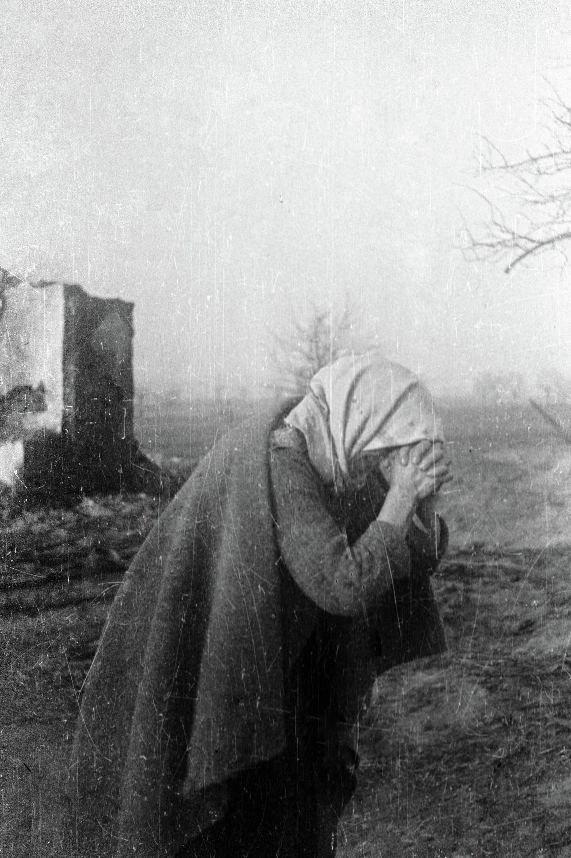 Женщина у родного дома. Украинская ССР - Sputnik Узбекистан, 1920, 21.06.2021