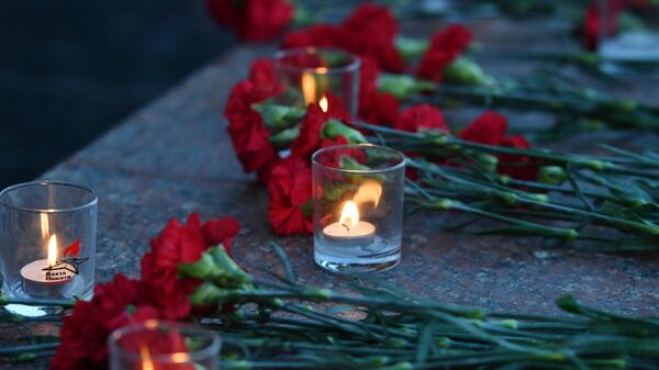 Свечи и цветы в Александровском саду в Москве - Sputnik Ўзбекистон