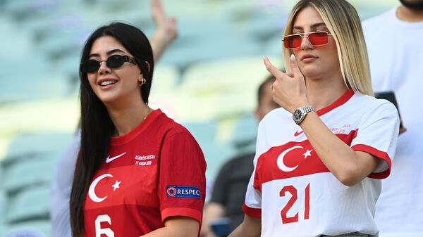 Bolelshiki iz Tursii na stadione pered matchem, Azerbaydjan - Sputnik O‘zbekiston