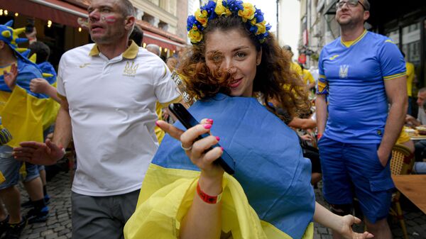 Украинские болельщики танцуют перед матчем чемпионата Европы в Бухаресте  - Sputnik Узбекистан