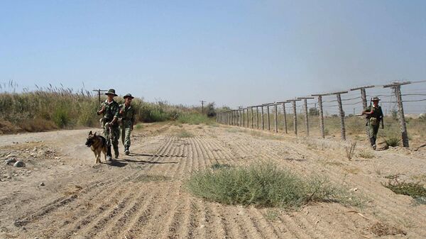 Таджикские пограничник на границе с Афганистаном - Sputnik Узбекистан