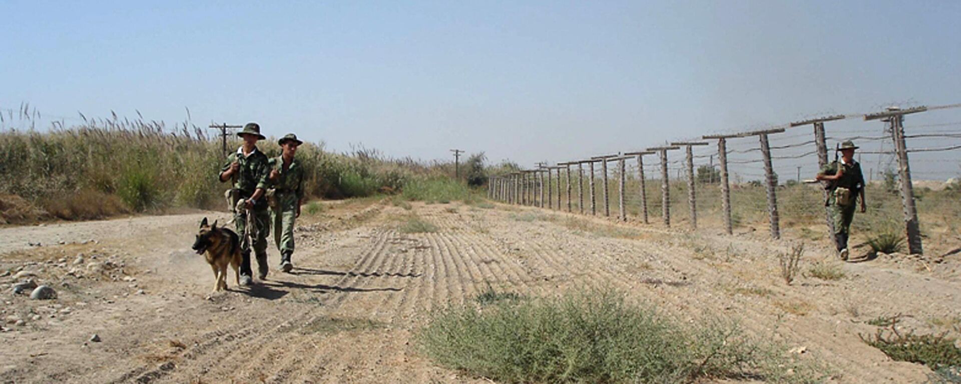 Таджикские пограничник на границе с Афганистаном - Sputnik Узбекистан, 1920, 07.07.2021