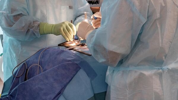 Хирурги во время операции. Архивное фото - Sputnik Узбекистан