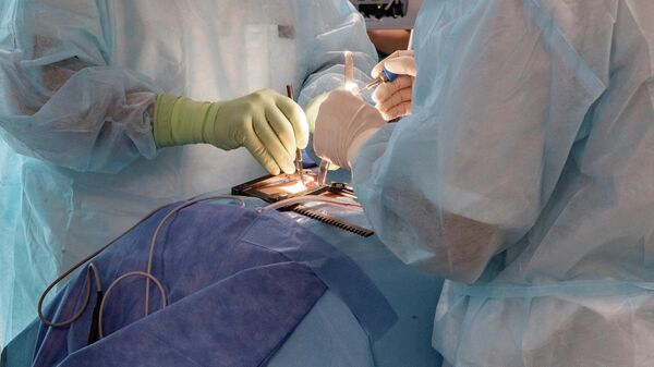 Хирурги во время операции - Sputnik Узбекистан