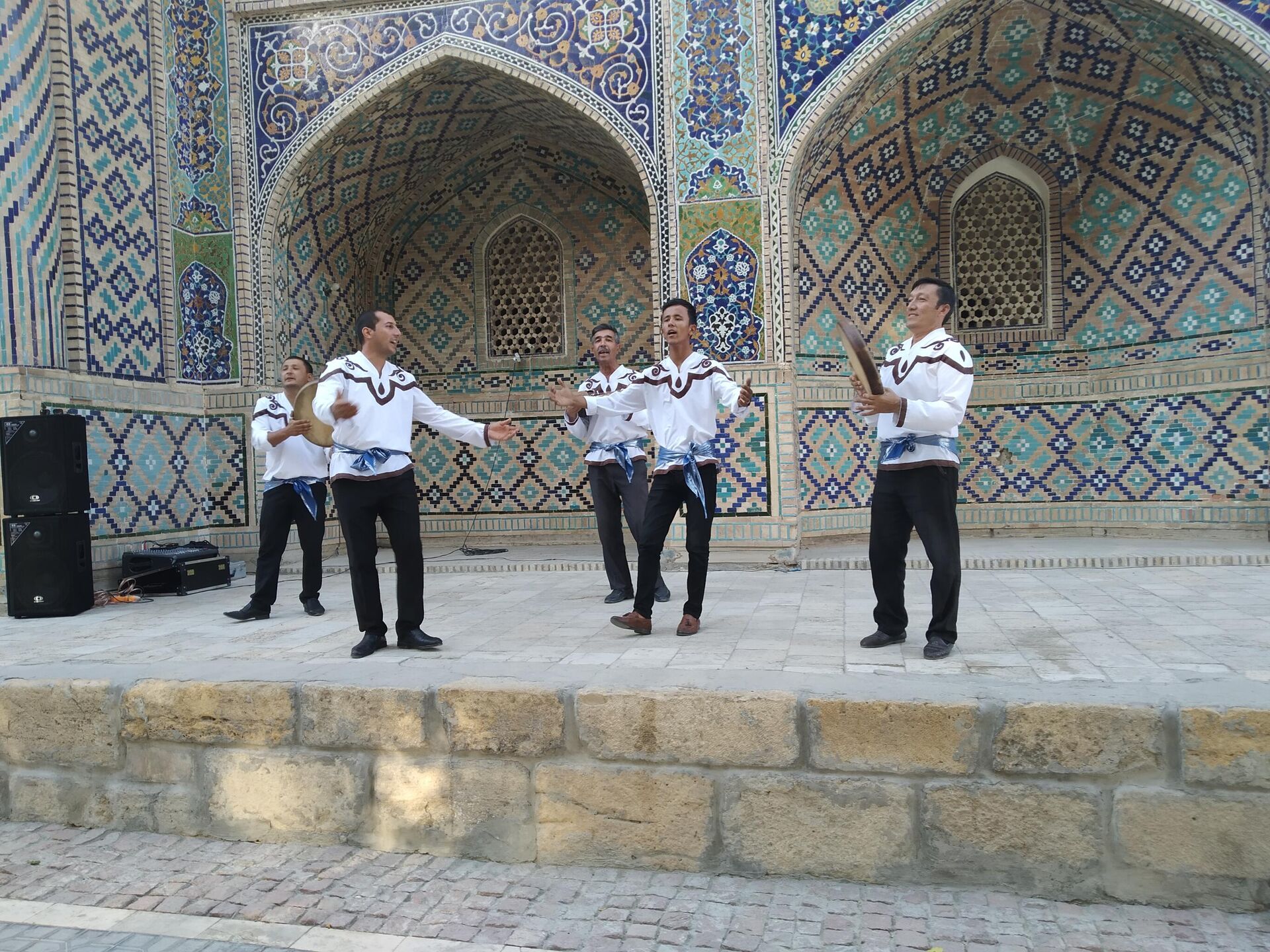 Музыканты на одной из древних площадей в Бухаре - Sputnik Узбекистан, 1920, 24.06.2021