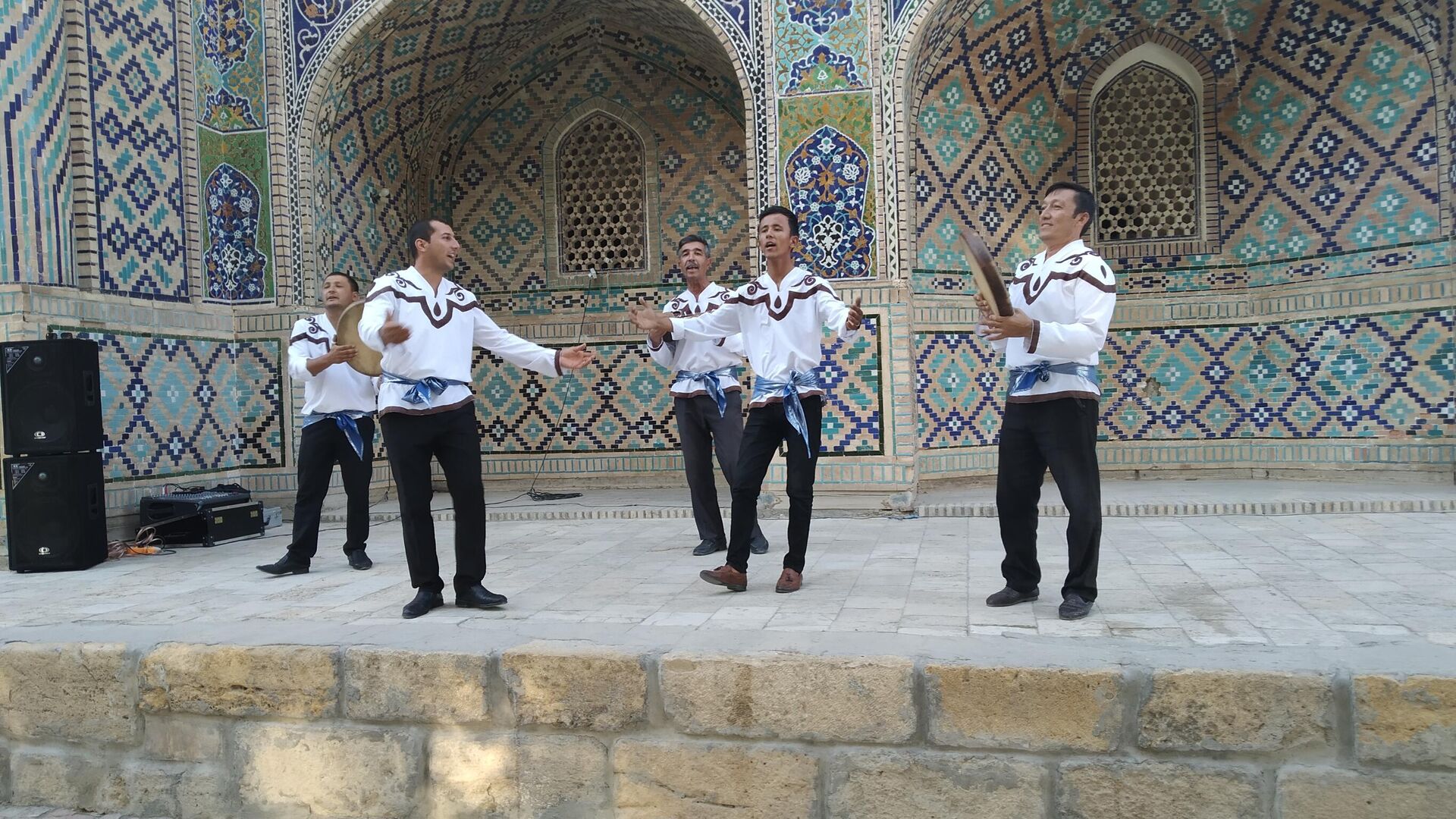 Музыканты на одной из древних площадей в Бухаре - Sputnik Узбекистан, 1920, 21.11.2021
