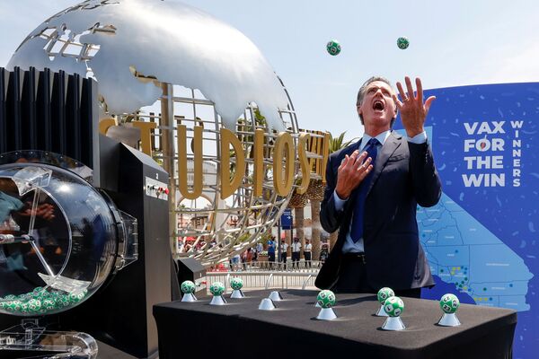В Лос-Анджелесе губернатор Калифорнии Гэвин Ньюсом жонглирует шарами, предназначенными для лотереи, проводимой среди вакцинированных граждан. - Sputnik Узбекистан
