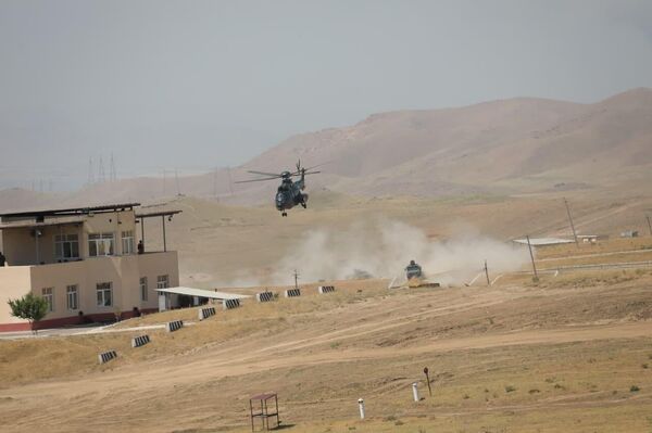 Курсирование военного вертолета над территорией учебного полигона. - Sputnik Узбекистан