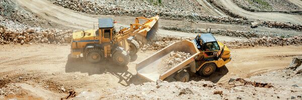 Погрузка золотосодержащей руды - Sputnik Узбекистан