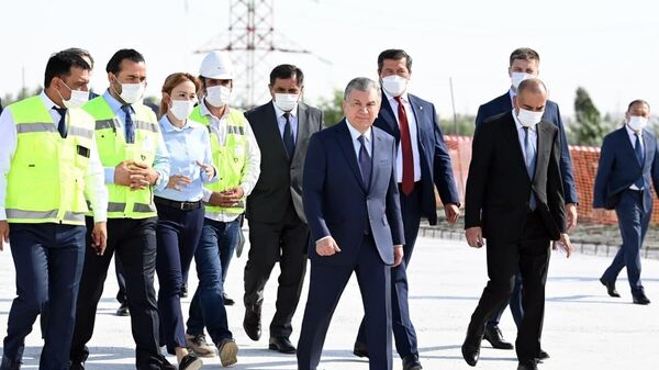 Шавкат Мирзиёев осматривает строительство нового моста - Sputnik Узбекистан
