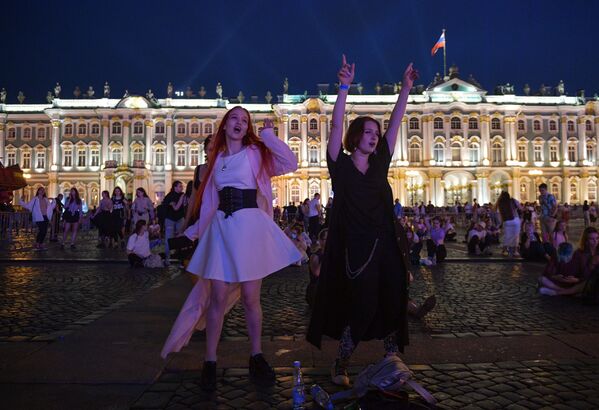 Девушки на Дворцовой площади во время концерта в рамках праздника выпускников &quot;Алые паруса&quot;. - Sputnik Узбекистан