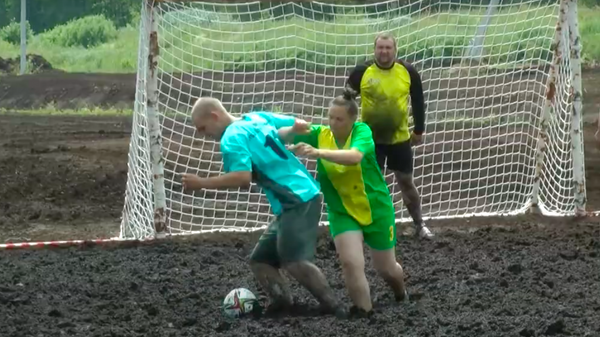 Белорусы сыграли в футбол на болоте, было грязно и зрелищно - Sputnik Узбекистан