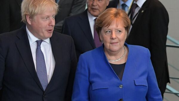 Premyer-ministr Velikobritanii Boris Djonson i federalniy kansler FRG Angela Merkel - Sputnik O‘zbekiston