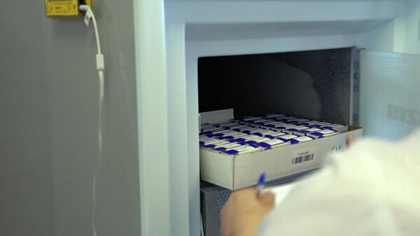 Морозильная камера, в которой хранятся контейнеры с однокомпонентной вакциной Спутник Лайт - Sputnik Узбекистан