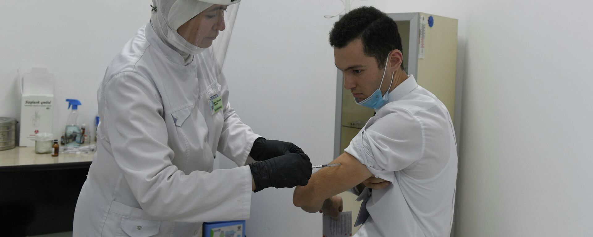 Пациент на пункте вакцинации делает прививку от коронавируса - Sputnik Узбекистан, 1920, 29.06.2021
