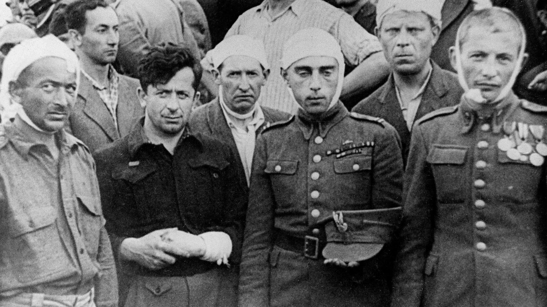 Евреи, раненые во время погрома в Кельце, во время похорон - Sputnik Узбекистан, 1920, 30.06.2021