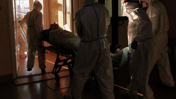 Работа временного госпиталя для больных коронавирусом в Ленэкспо - Sputnik Ўзбекистон