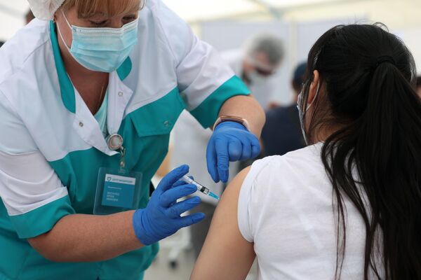 Вакцинация мигрантов от COVID-19 на территории ТЦ Садовод - Sputnik Узбекистан