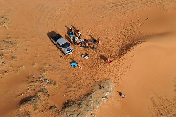 Общий вид сверху участников терапии в пустыне вблизи от Шарджи. - Sputnik Узбекистан