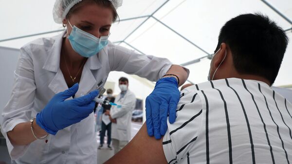Вакцинация мигрантов от COVID-19 на территории ТЦ Садовод - Sputnik Узбекистан