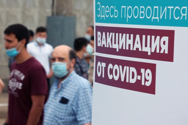 Вакцинация мигрантов от COVID-19 на территории ТЦ Садовод - Sputnik Ўзбекистон