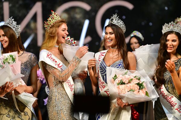 “Miss Moskva -2021” maqomi va toj 23 yoshli Alya Salamovaga nasib qildi.  - Sputnik O‘zbekiston