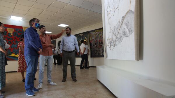 Выставка современного искусства Связи в Нукусе - Sputnik Узбекистан