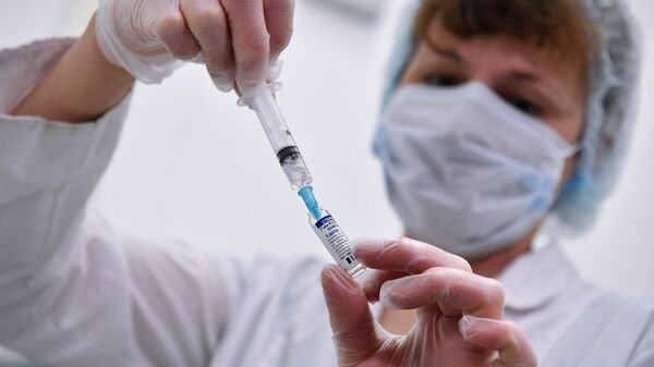 Открытие нового пункта вакцинации от COVID-19 в Москве - Sputnik Узбекистан