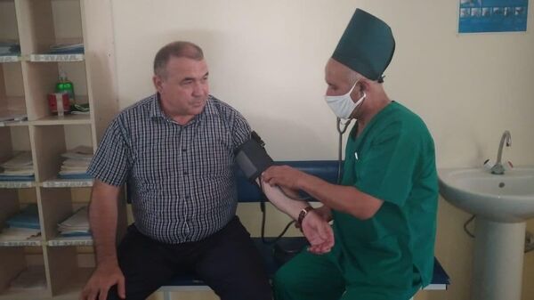Министр Рахмат Маматов сделал первую прививку от коронавируса - Sputnik Узбекистан