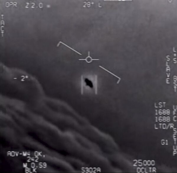 Скриншот видео с НЛО, снятого пилотами ВМС США и предоставленного Министерством обороны 26 апреля 2020 года.  - Sputnik Узбекистан