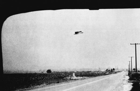 Одна из фотографий предполагаемого НЛО, сделанных Рексом Хефлином 3 августа 1965 года недалеко от Санта-Ана, Калифорния.  - Sputnik Узбекистан