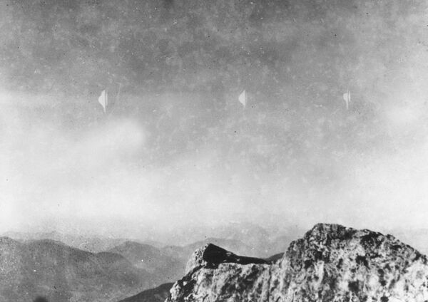 Летающие объекты, которые видел фотограф Эрих Кайзер во время спуска с горы Райхенштайн в Австрии 3 августа 1954 года.  - Sputnik Узбекистан